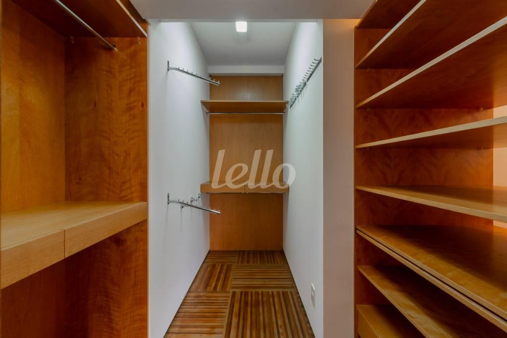 CLOSET 2 de Apartamento para alugar, Padrão com 202 m², 2 quartos e 2 vagas em Itaim Bibi - São Paulo