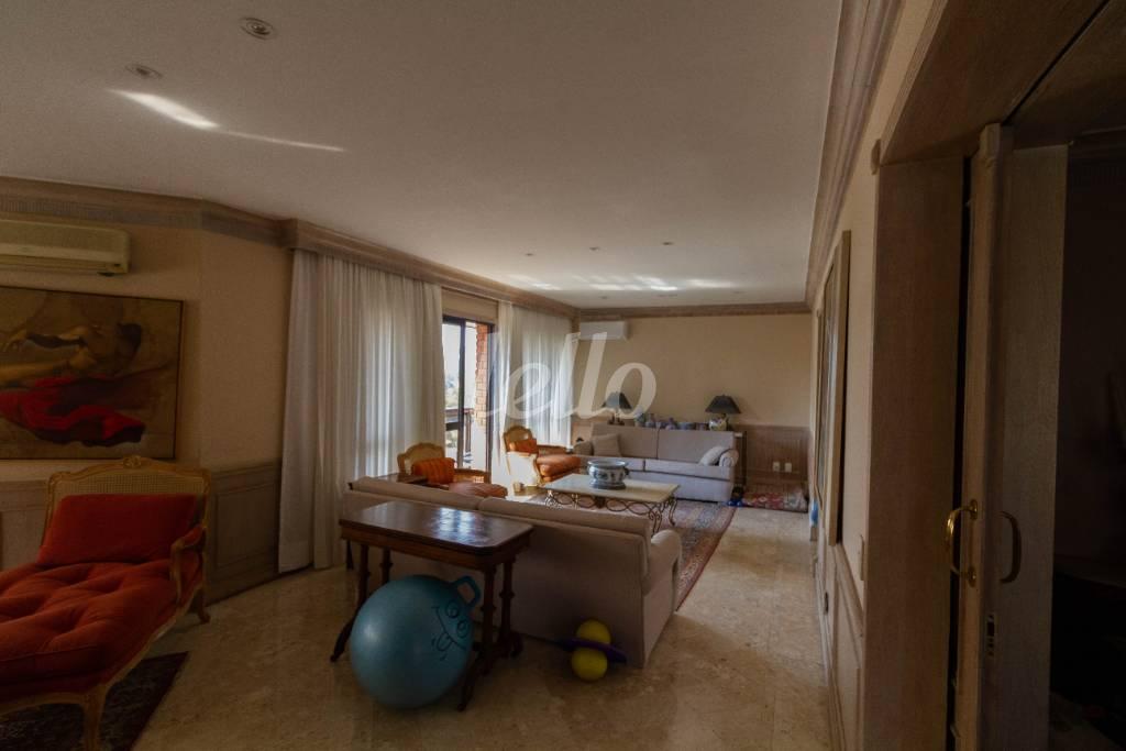 SALA DE ESTAR de Apartamento para alugar, cobertura - Padrão com 600 m², 4 quartos e 4 vagas em Jardim Paulista - São Paulo
