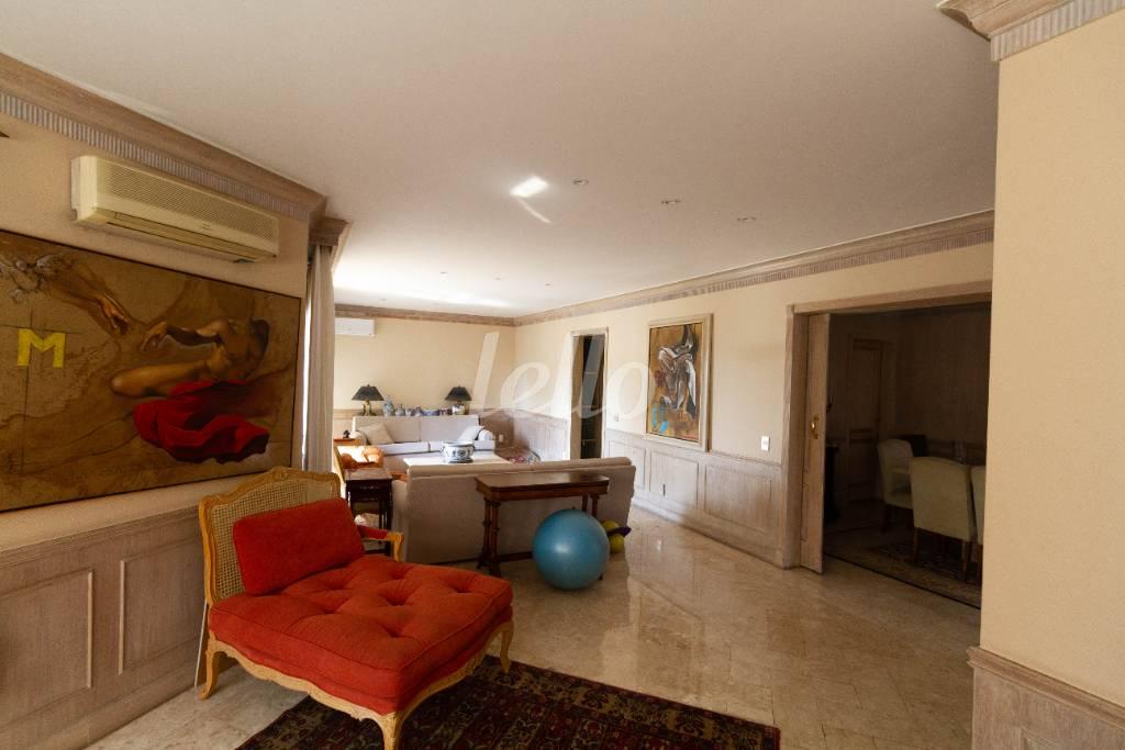 SALA DE ESTAR de Apartamento para alugar, cobertura - Padrão com 600 m², 4 quartos e 4 vagas em Jardim Paulista - São Paulo