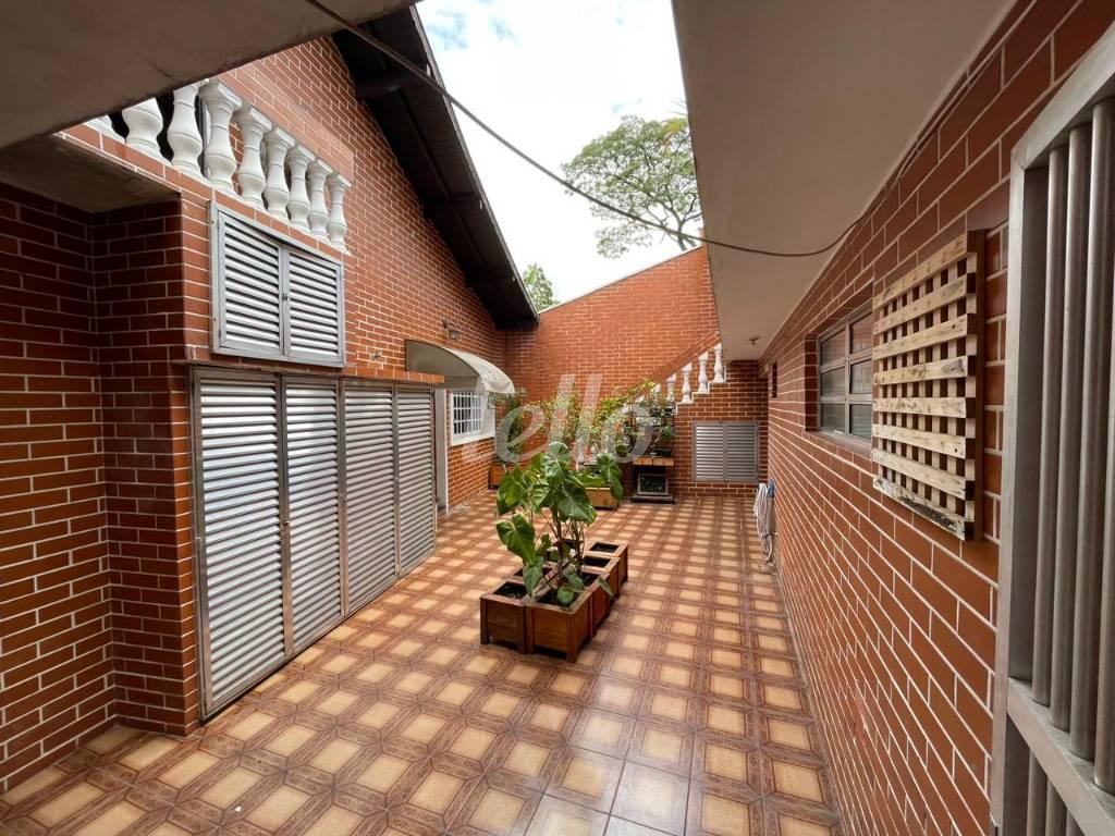 QUINTAL de Casa à venda, sobrado com 300 m², 3 quartos e 5 vagas em Vila Scarpelli - Santo André
