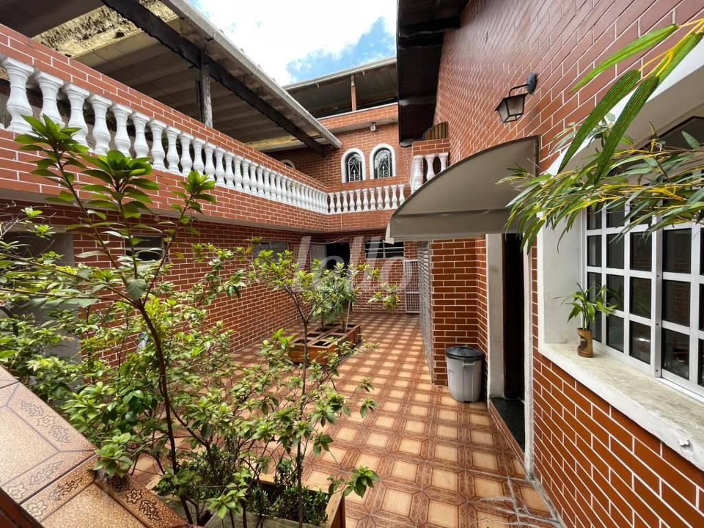 QUINTAL de Casa à venda, sobrado com 300 m², 3 quartos e 5 vagas em Vila Scarpelli - Santo André