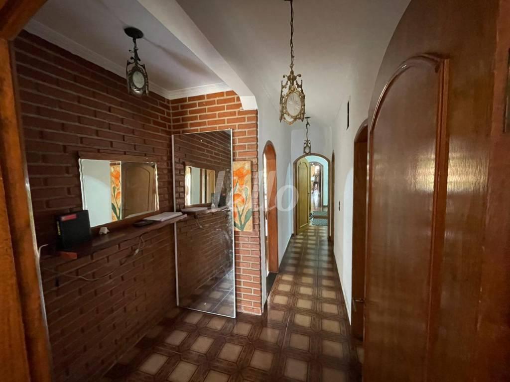 CORREDOR PARA OS DORMITÓRIOS de Casa à venda, sobrado com 300 m², 3 quartos e 5 vagas em Vila Scarpelli - Santo André