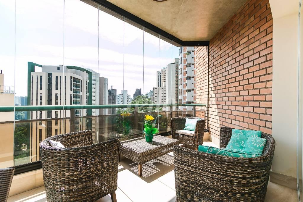 VARANDA de Apartamento para alugar, Padrão com 393 m², 5 quartos e 6 vagas em Vila Suzana - São Paulo