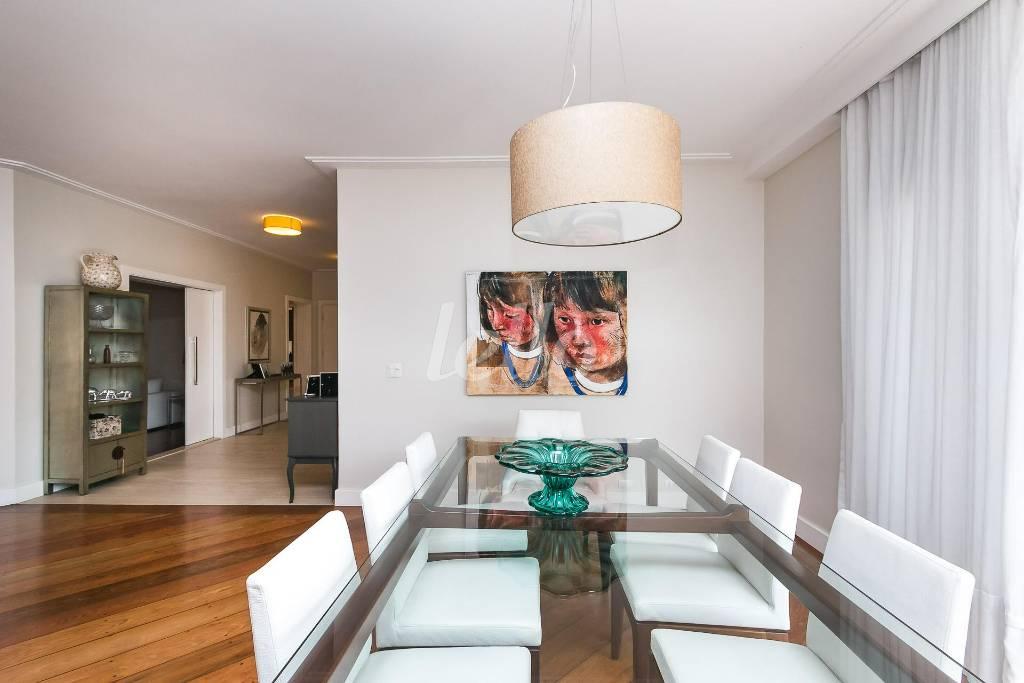 SALA de Apartamento para alugar, Padrão com 393 m², 5 quartos e 6 vagas em Vila Suzana - São Paulo