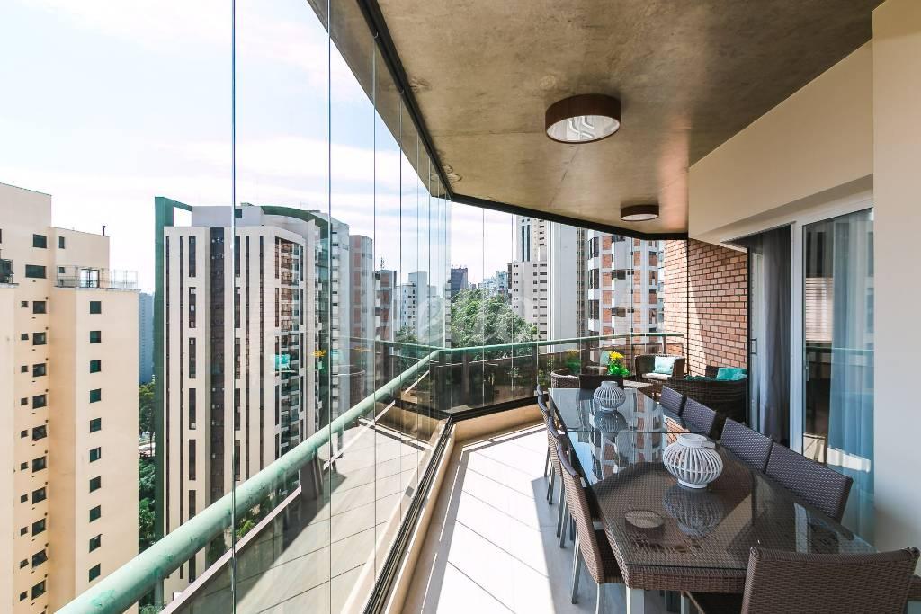 VARANDA de Apartamento para alugar, Padrão com 393 m², 5 quartos e 6 vagas em Vila Suzana - São Paulo