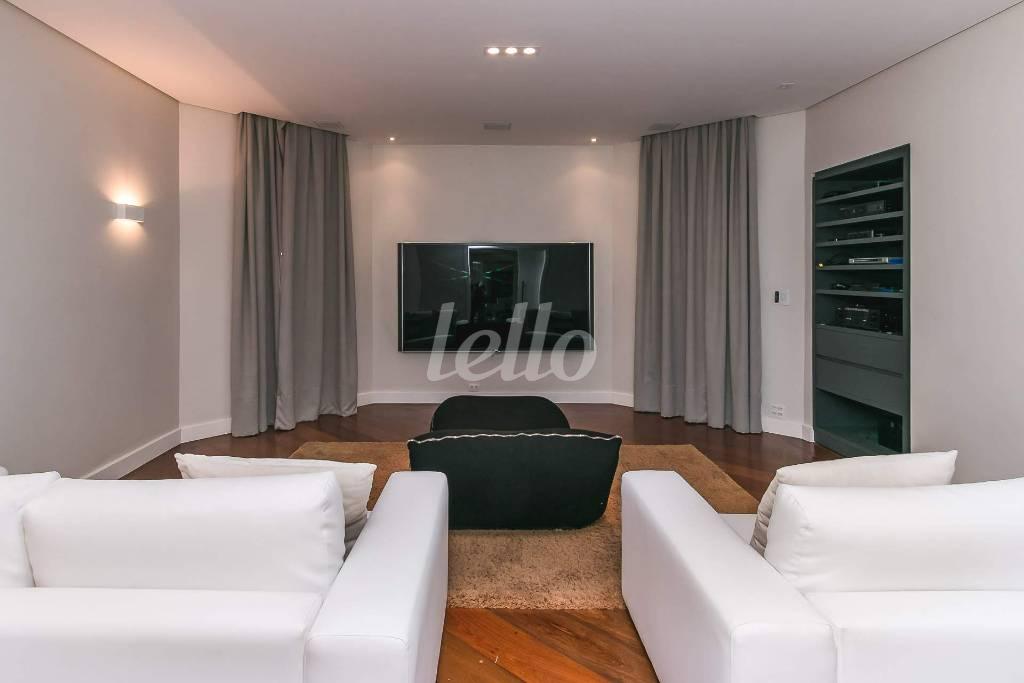 SALA DE TV de Apartamento para alugar, Padrão com 393 m², 5 quartos e 6 vagas em Vila Suzana - São Paulo