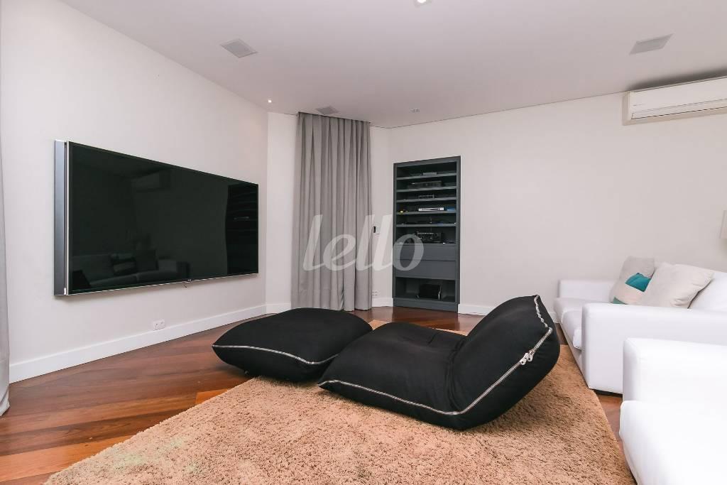 SALA DE TV de Apartamento para alugar, Padrão com 393 m², 5 quartos e 6 vagas em Vila Suzana - São Paulo