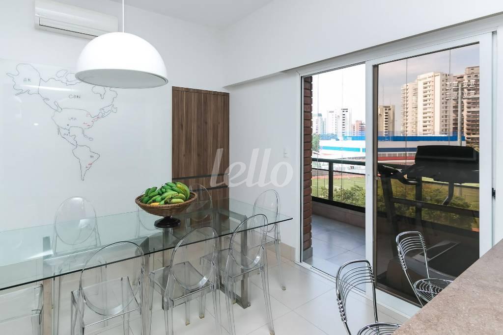 COPA de Apartamento para alugar, Padrão com 393 m², 5 quartos e 6 vagas em Vila Suzana - São Paulo