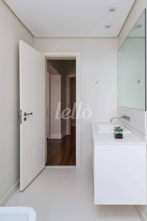 BANHEIRO SUITE 3 de Apartamento para alugar, Padrão com 393 m², 5 quartos e 6 vagas em Vila Suzana - São Paulo