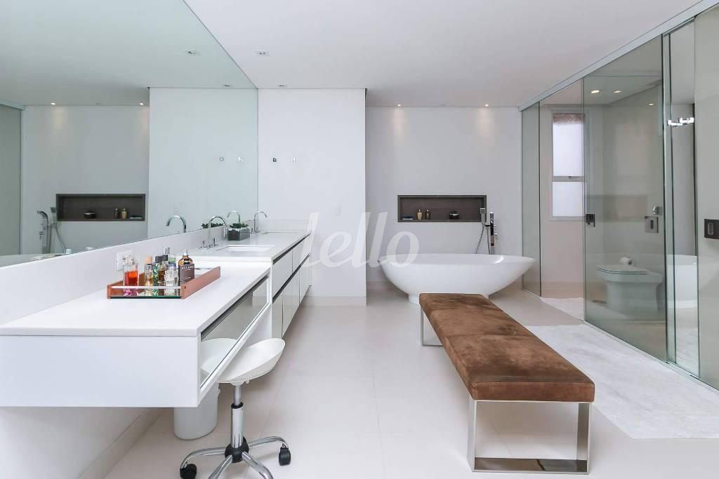 BANHEIRO SUÍTE MASTER de Apartamento para alugar, Padrão com 393 m², 5 quartos e 6 vagas em Vila Suzana - São Paulo