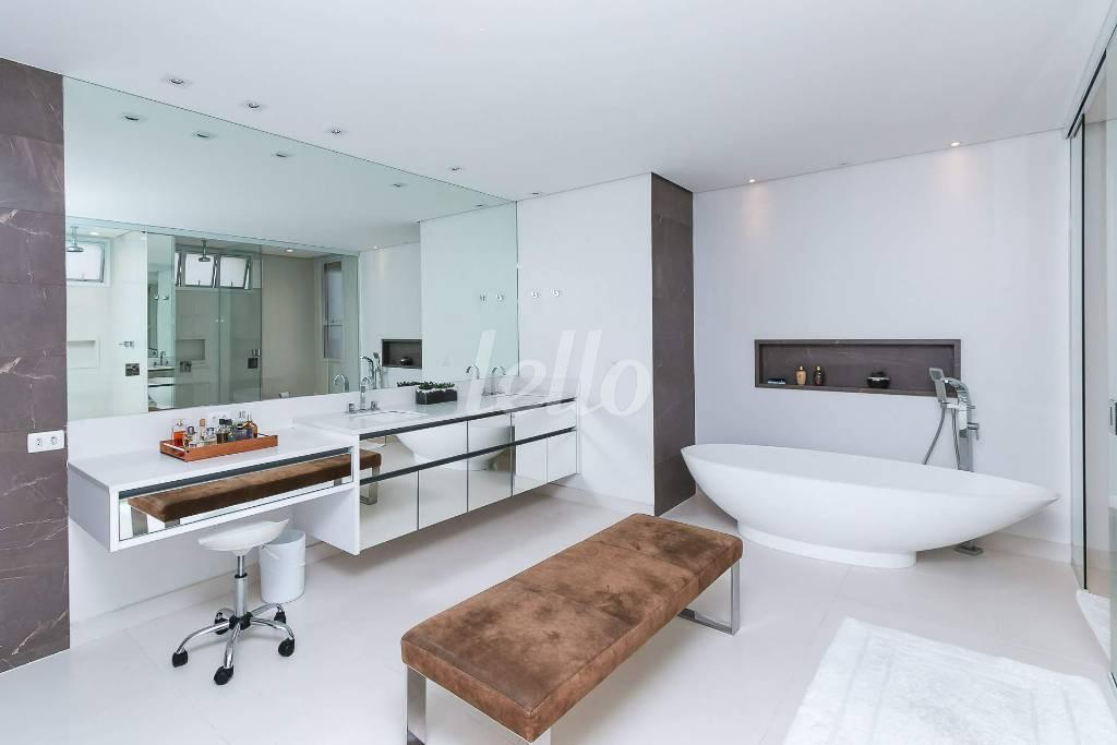 BANHEIRO SUÍTE MASTER de Apartamento para alugar, Padrão com 393 m², 5 quartos e 6 vagas em Vila Suzana - São Paulo