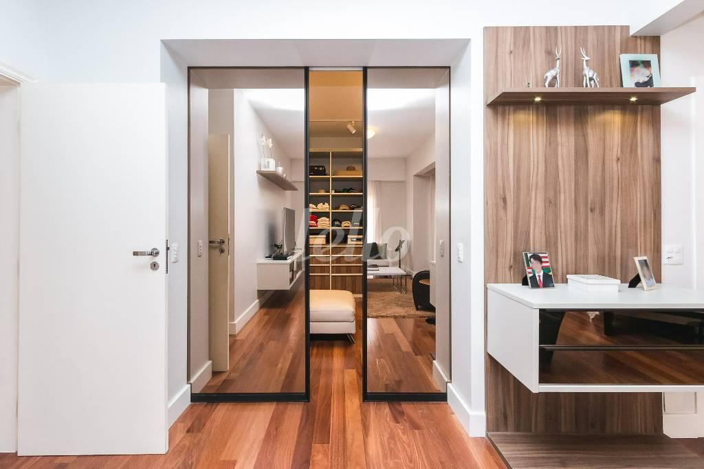 CLOSET de Apartamento para alugar, Padrão com 393 m², 5 quartos e 6 vagas em Vila Suzana - São Paulo