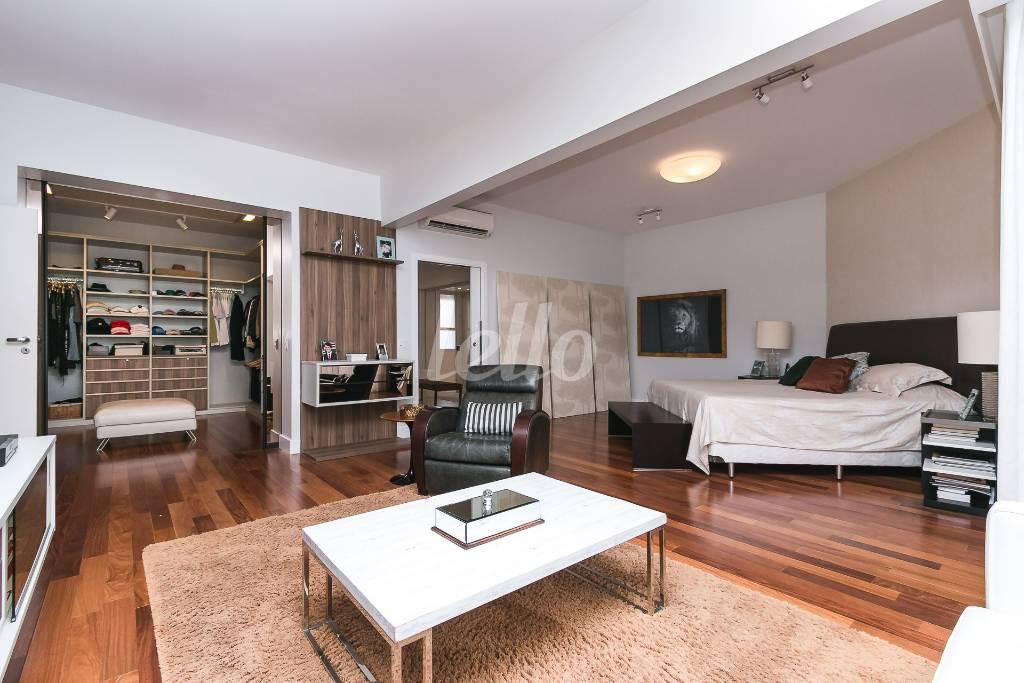 SUÍTE MASTER de Apartamento para alugar, Padrão com 393 m², 5 quartos e 6 vagas em Vila Suzana - São Paulo