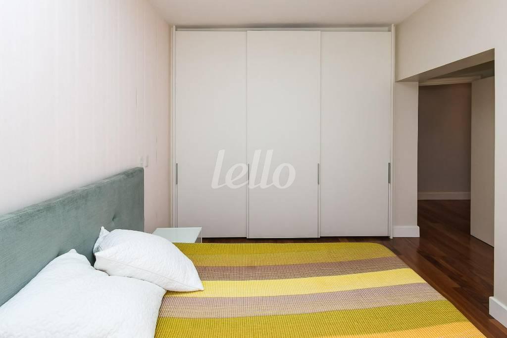 SUITE 3 de Apartamento para alugar, Padrão com 393 m², 5 quartos e 6 vagas em Vila Suzana - São Paulo