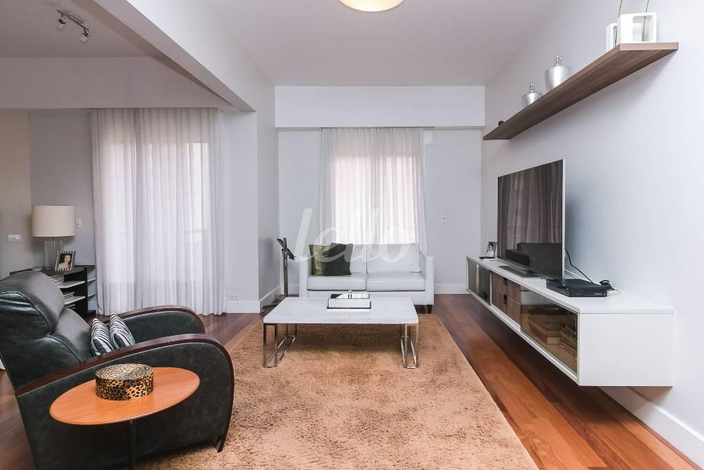 SUÍTE MASTER de Apartamento para alugar, Padrão com 393 m², 5 quartos e 6 vagas em Vila Suzana - São Paulo
