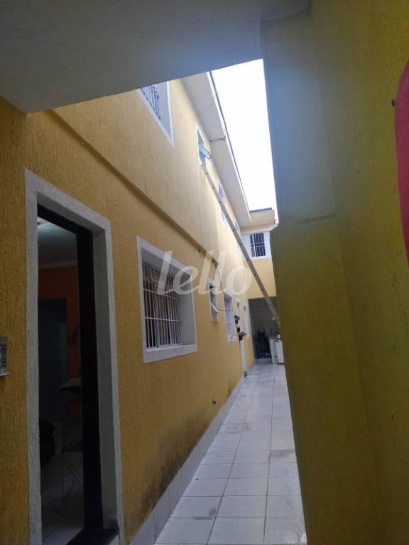 CORREDOR EXTERNO LATERAL de Casa à venda, sobrado com 200 m², 6 quartos e 3 vagas em Utinga - Santo André