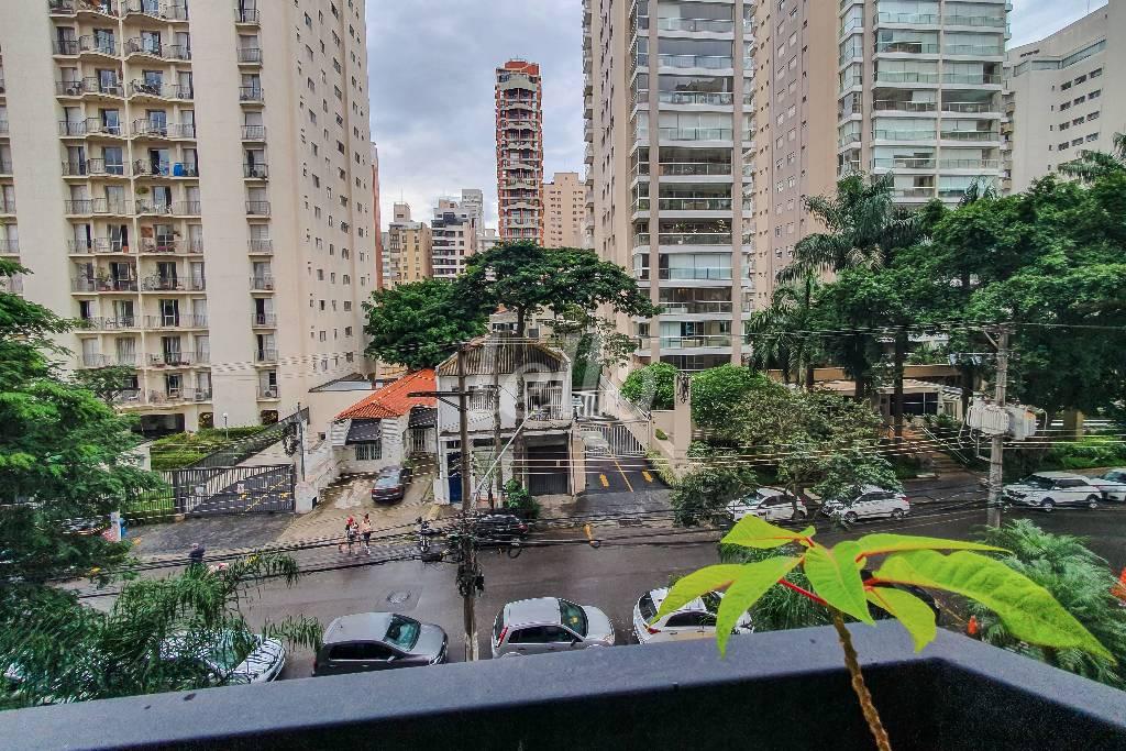VISTA DA SACADA de Apartamento à venda, Padrão com 136 m², 4 quartos e 2 vagas em Pinheiros - São Paulo