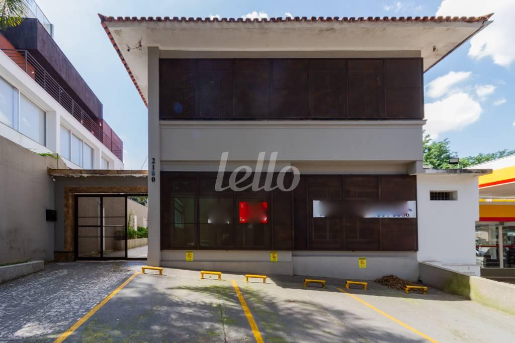 FACHADA de Casa para alugar, sobrado com 460 m², e 3 vagas em Sumaré - São Paulo