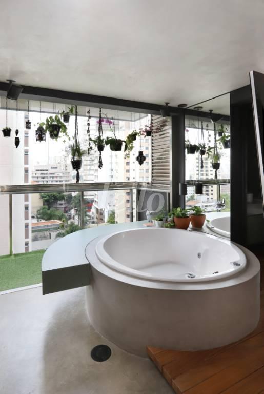 VARANDA JACUZZI de Apartamento à venda, Padrão com 74 m², 1 quarto e 1 vaga em Bela Vista - São Paulo