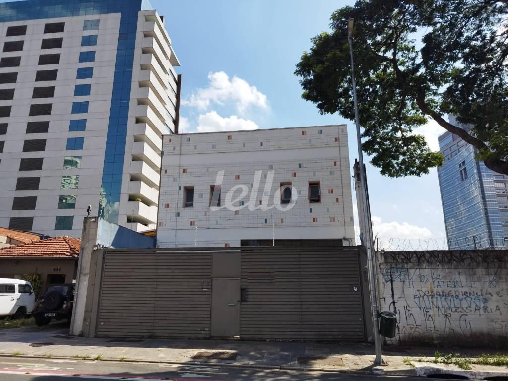 FACHADA de Galpão/Armazém para alugar, Padrão com 600 m², e 4 vagas em Pinheiros - São Paulo