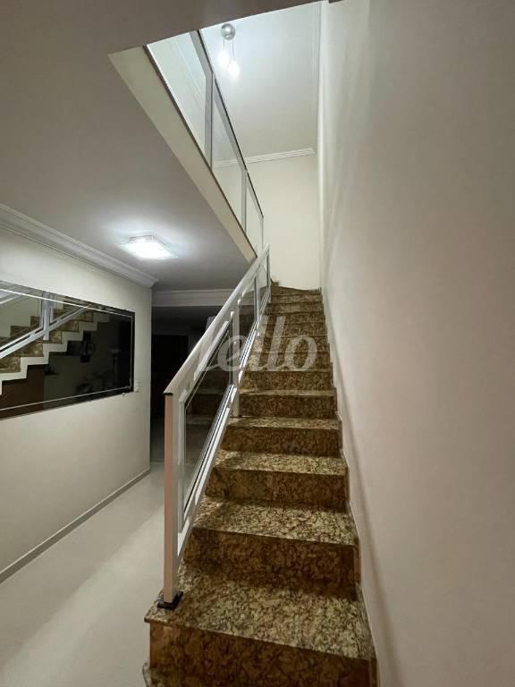 ESCADA de Casa à venda, sobrado com 197 m², 4 quartos e 2 vagas em Jardim Teresa - São Paulo