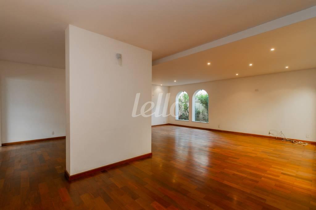 SALA 1 de Casa para alugar, sobrado com 370 m², 4 quartos e 4 vagas em Alto de Pinheiros - São Paulo