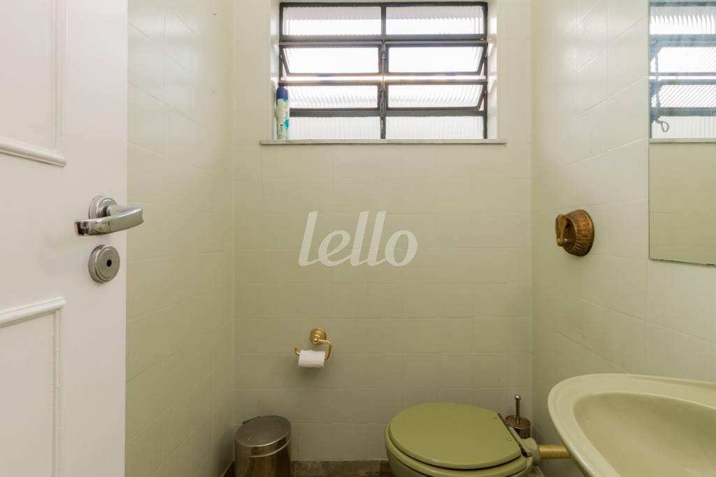LAVABO de Casa para alugar, sobrado com 370 m², 4 quartos e 4 vagas em Alto de Pinheiros - São Paulo