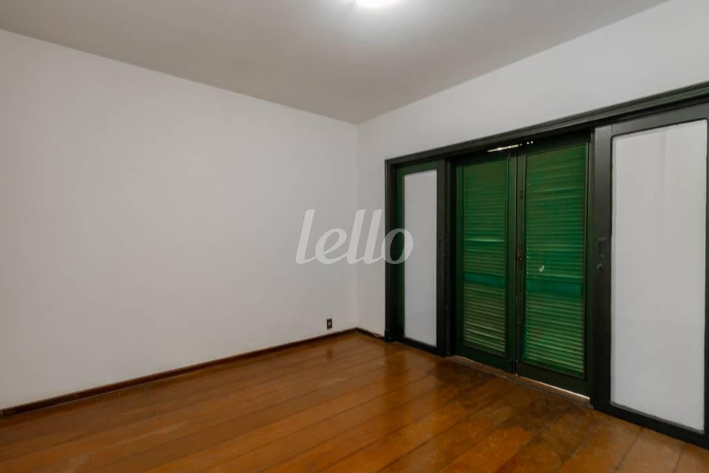 SUITE 1 de Casa para alugar, sobrado com 370 m², 4 quartos e 4 vagas em Alto de Pinheiros - São Paulo