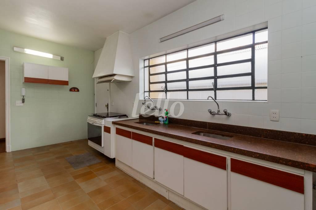 COZINHA de Casa para alugar, sobrado com 370 m², 4 quartos e 4 vagas em Alto de Pinheiros - São Paulo