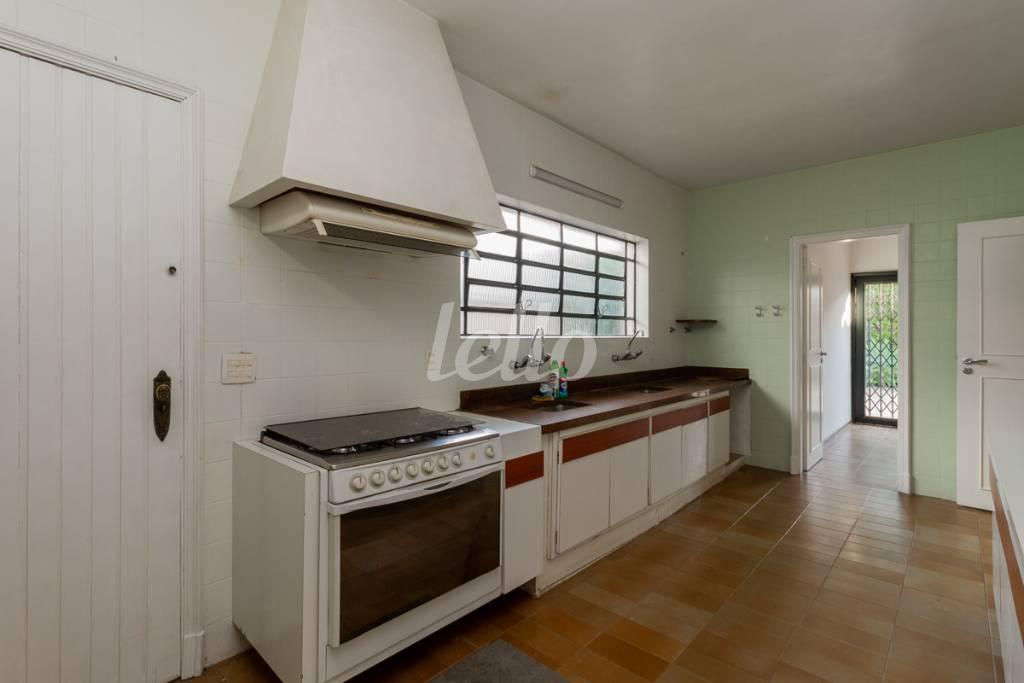 COZINHA de Casa para alugar, sobrado com 370 m², 4 quartos e 4 vagas em Alto de Pinheiros - São Paulo