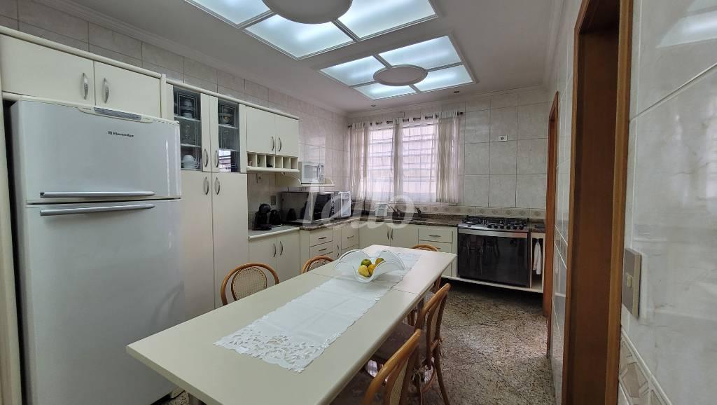 COZINHA de Casa à venda, sobrado com 372 m², 4 quartos e 5 vagas em Água Rasa - São Paulo