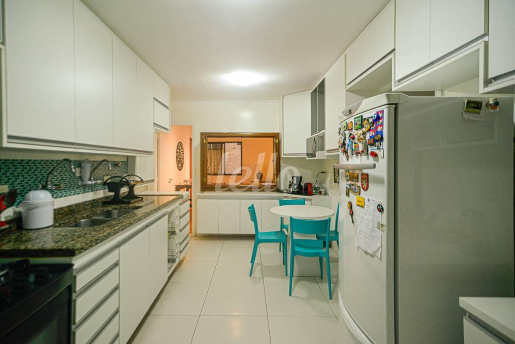 COZINHA de Apartamento à venda, Padrão com 120 m², 3 quartos e 2 vagas em Vila Uberabinha - São Paulo