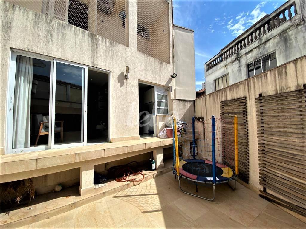 QUINTAL de Casa à venda, sobrado com 220 m², 3 quartos e 1 vaga em Vila Bertioga - São Paulo