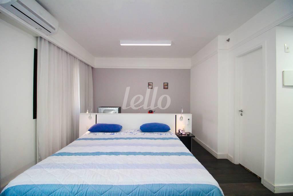 DORMITÓRIO de Apartamento para alugar, Padrão com 30 m², 1 quarto e 1 vaga em Indianópolis - São Paulo