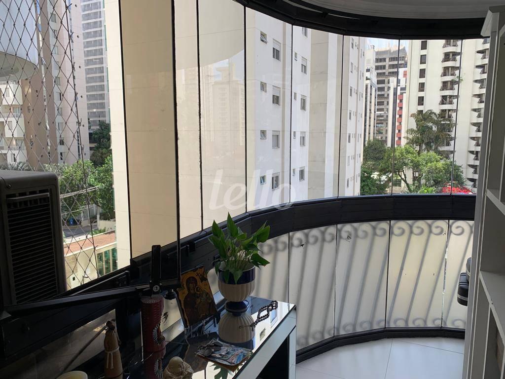 VARANDA de Apartamento à venda, Padrão com 100 m², 3 quartos e 2 vagas em Moema - São Paulo