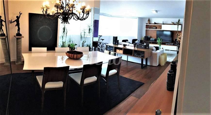 SALA de Apartamento à venda, Padrão com 200 m², 3 quartos e 2 vagas em Perdizes - São Paulo