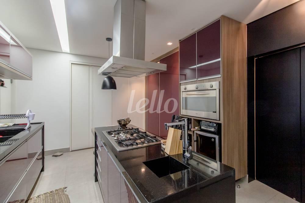 COZINHA de Apartamento para alugar, Padrão com 240 m², 3 quartos e 1 vaga em Higienópolis - São Paulo