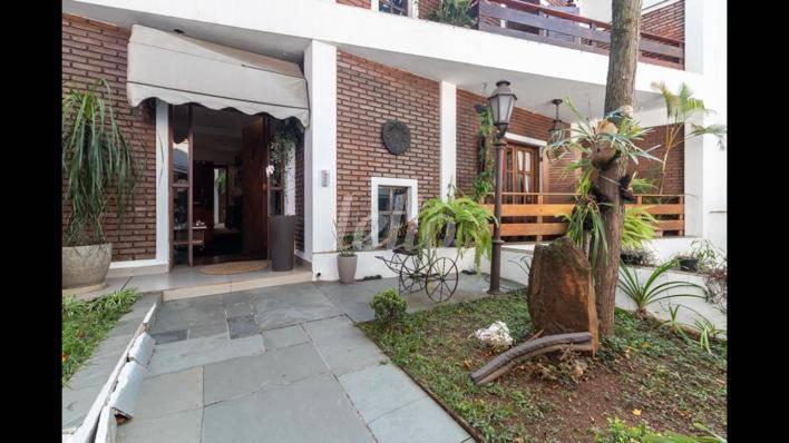 ÁREA EXTERNA de Casa à venda, sobrado com 362 m², 4 quartos e 5 vagas em Indianópolis - São Paulo