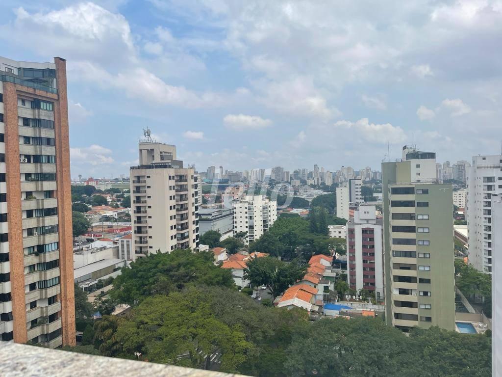 VISTA de Apartamento à venda, cobertura - Padrão com 256 m², 3 quartos e 3 vagas em Planalto Paulista - São Paulo