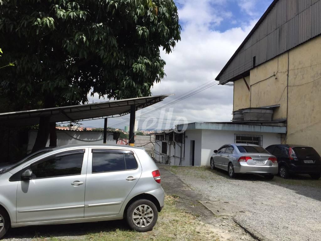 RECUO PARA VAGAS de Galpão/Armazém para alugar, Padrão com 2380 m², e 8 vagas em Vila Mesquita - São Paulo