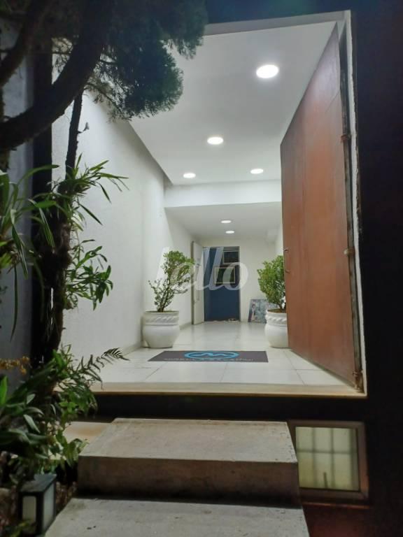 ENTRADA de Casa para alugar, térrea com 600 m², e 5 vagas em Vila Progredior - São Paulo