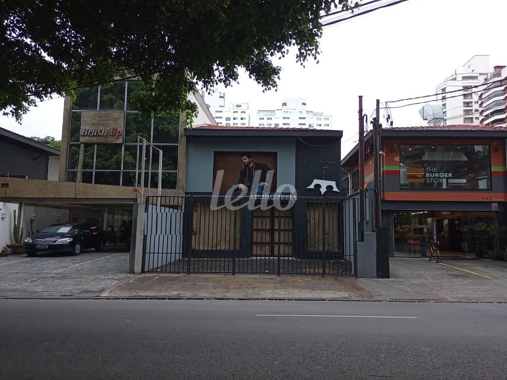 FACHADA de Casa para alugar, sobrado com 125 m², e 2 vagas em Vila Nova Conceição - São Paulo