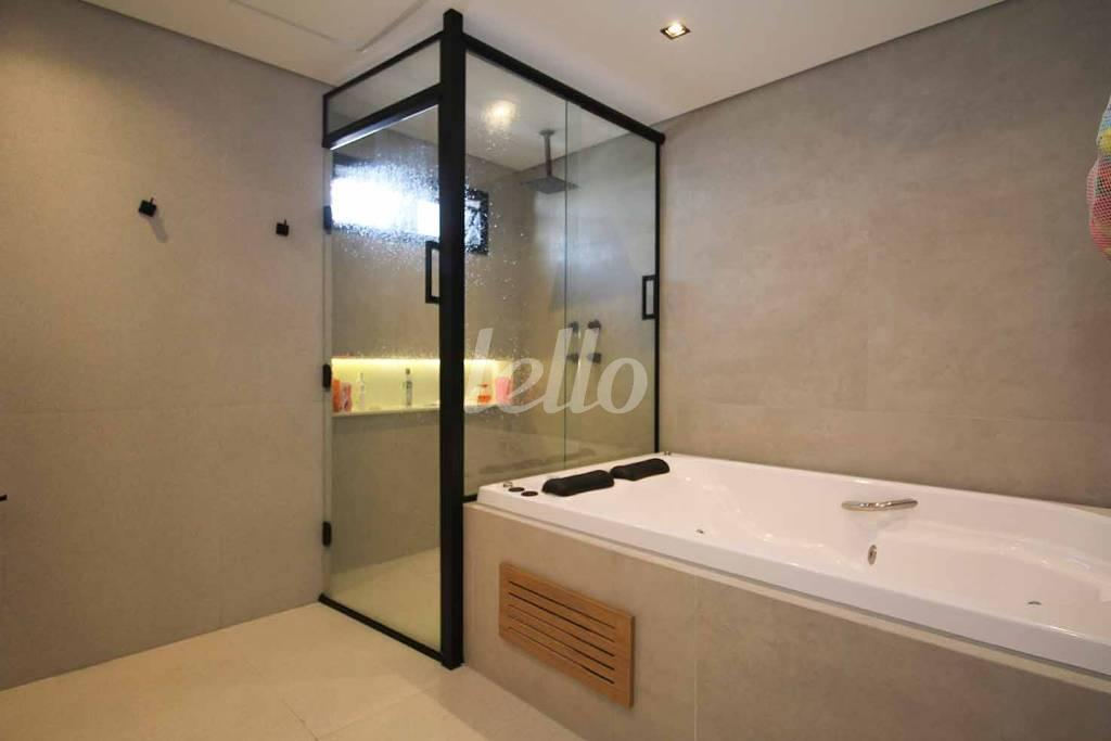 BANHEIRO 2 DA SUÍTE de Apartamento à venda, cobertura - Padrão com 215 m², 3 quartos e 3 vagas em Vila Olímpia - São Paulo