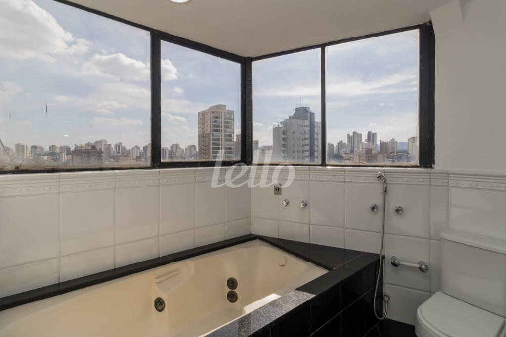 BANHEIRO DA SUITE 3 de Apartamento à venda, cobertura - Padrão com 250 m², 3 quartos e 4 vagas em Vila Paulicéia - São Paulo