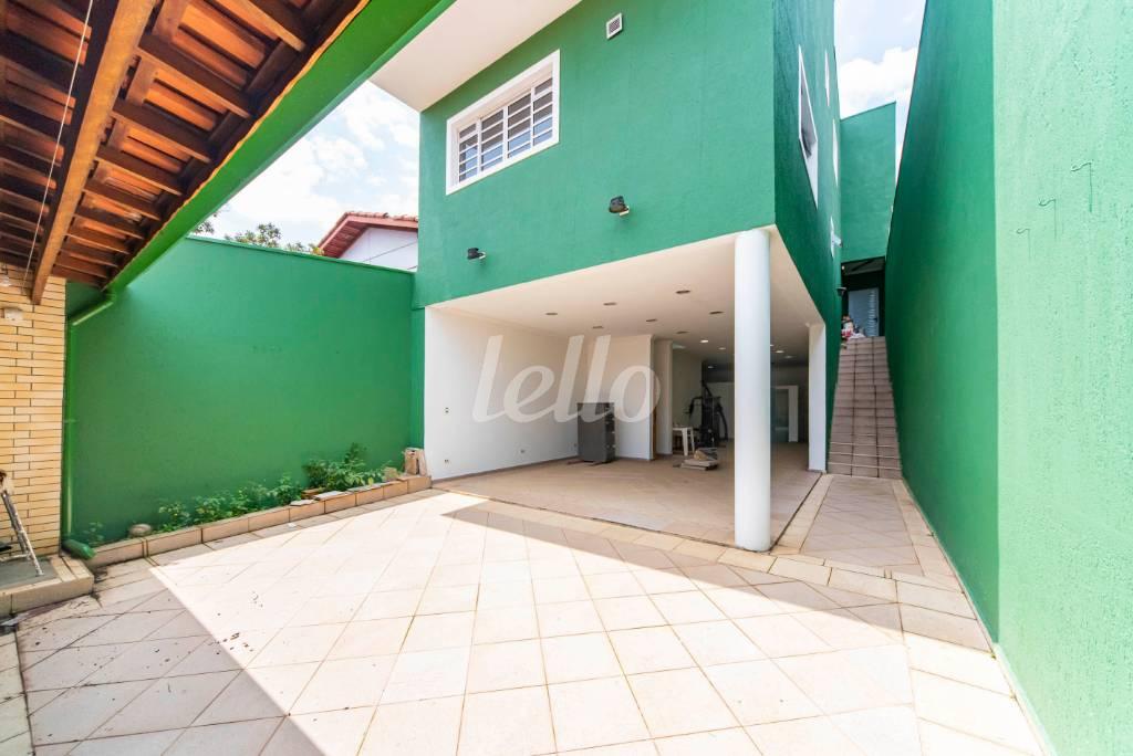 QUINTAL de Casa à venda, sobrado com 360 m², 4 quartos e 5 vagas em Vila Bastos - Santo André