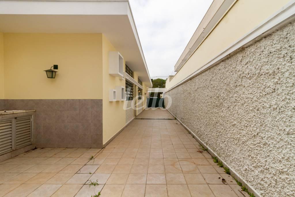 QUINTAL de Casa para alugar, térrea com 251 m², 3 quartos e 5 vagas em Alto de Pinheiros - São Paulo