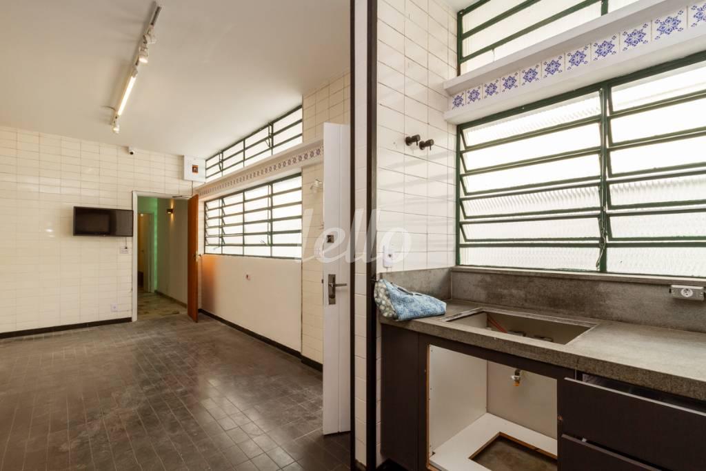 COZINHA de Casa para alugar, térrea com 251 m², 3 quartos e 5 vagas em Alto de Pinheiros - São Paulo