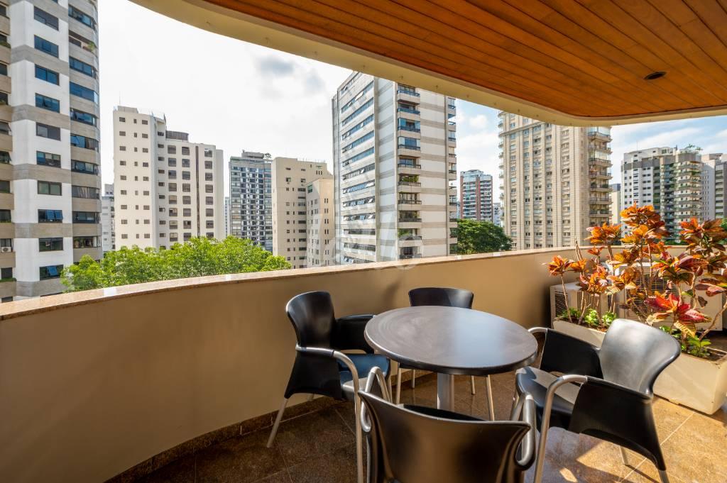 VARANDA de Apartamento à venda, Padrão com 592 m², 3 quartos e 4 vagas em Vila Nova Conceição - São Paulo