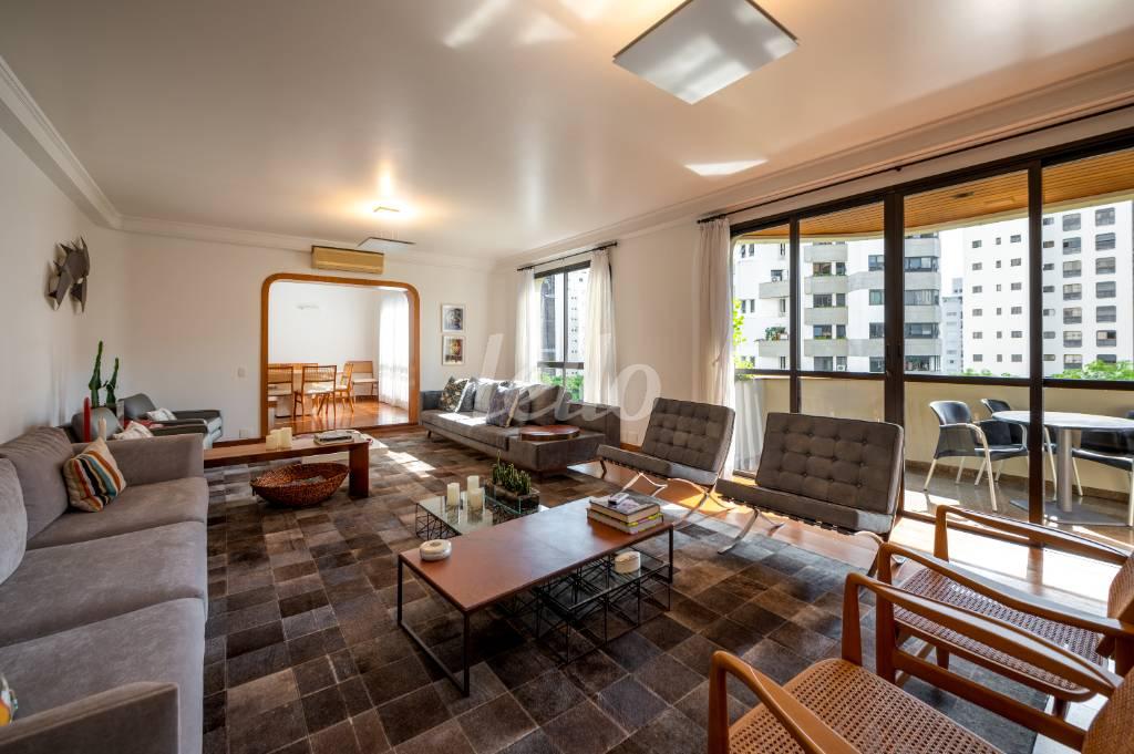 SALA de Apartamento à venda, Padrão com 592 m², 3 quartos e 4 vagas em Vila Nova Conceição - São Paulo