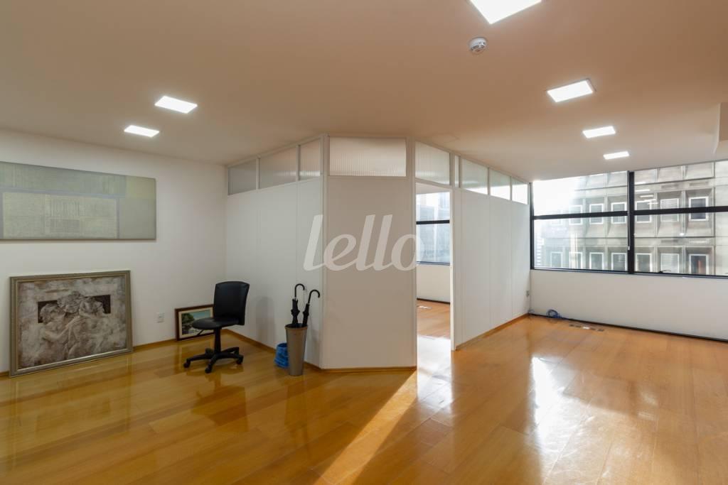 SALA 1 de Sala / Conjunto para alugar, Padrão com 77 m², e 1 vaga em Bela Vista - São Paulo